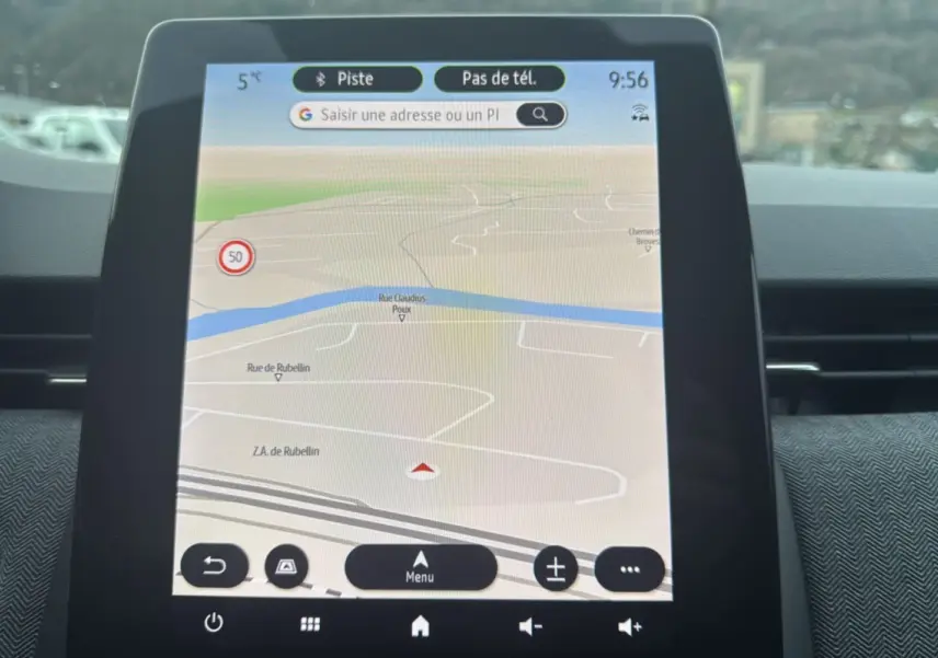 Écran tactile central de navigation Easy Link 9,3 pouces dans Renault Clio gris schiste, vue intérieure frontale.