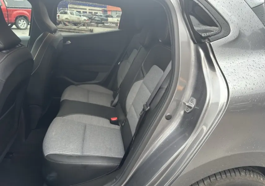 Vue côté droit sur la banquette arrière gris clair et noir de la Renault Clio V TCe 90 Techno Plus gris schiste avec portière ouverte.