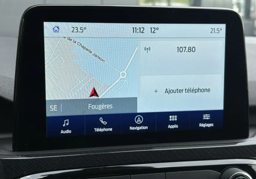 Écran tactile 8 pouces du système SYNC3 du Ford Kuga 2023 affichant la navigation et les options multimédia.