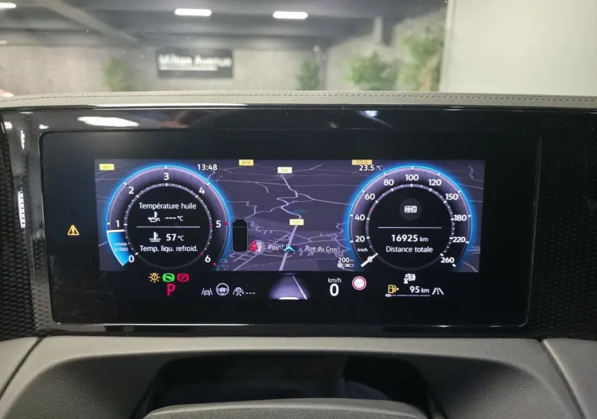 Tableau de bord numérique du Volkswagen Tiguan 2025 affichant la carte, compteurs et informations de conduite.