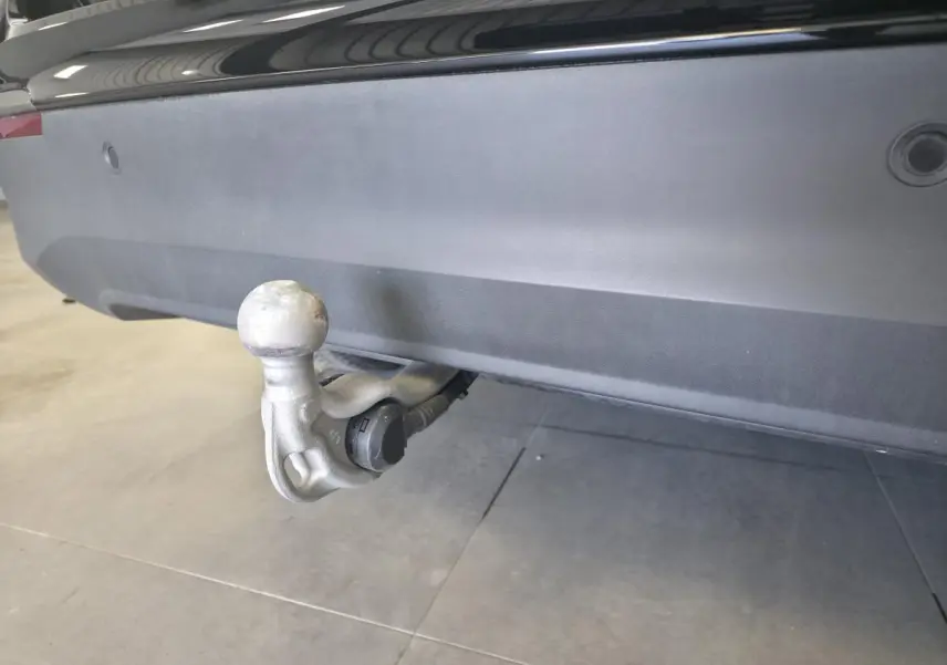 Gros plan sur le crochet d'attelage escamotable arrière du Volkswagen Tiguan noir, version 2025 Life Plus édition GOAL.