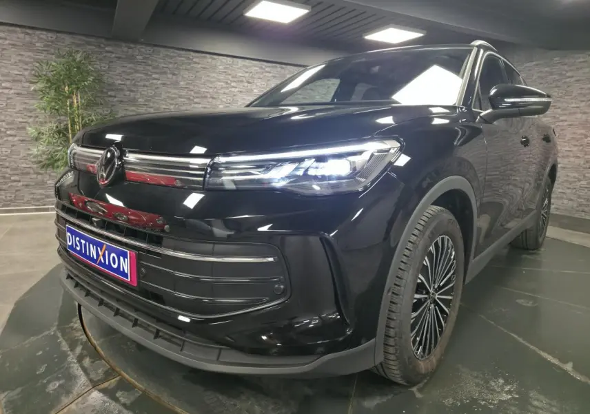 Volkswagen Tiguan noir 3/4 avant droit avec phares LED allumés et jantes alliage 18 pouces Napoli.