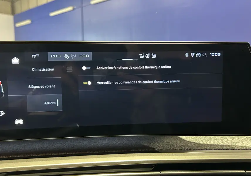 Écran tactile intérieur du Peugeot 5008 Hybrid 2025 affichant les réglages de confort thermique arrière.