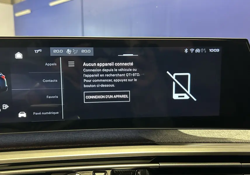 Écran tactile central du tableau de bord du Peugeot 5008 Hybrid blanc, affichant la connexion Bluetooth inactive.