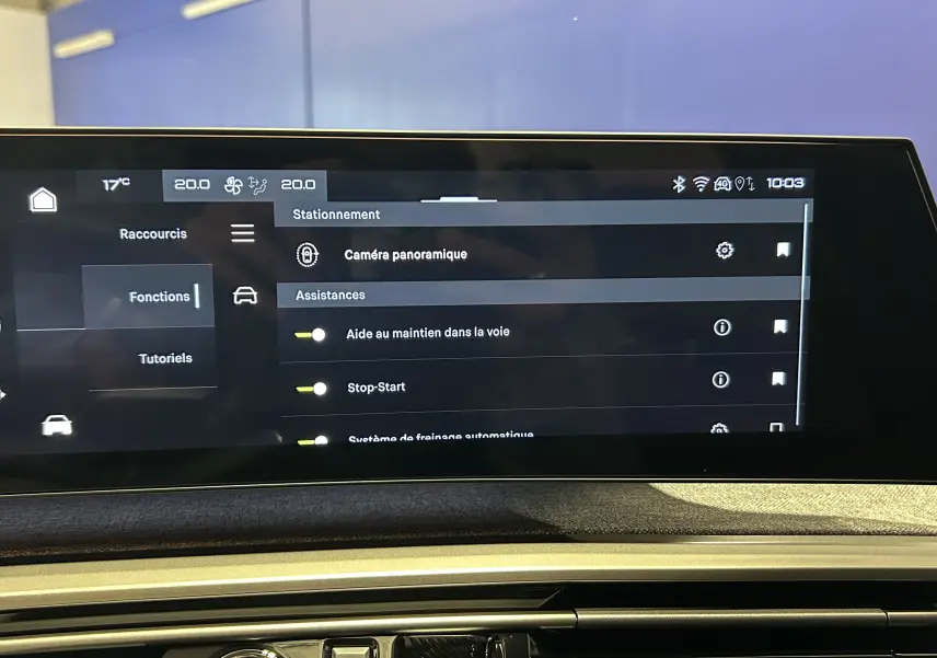 Écran tactile intérieur du Peugeot 5008 Hybrid 145ch GT montrant les options d'assistance à la conduite.