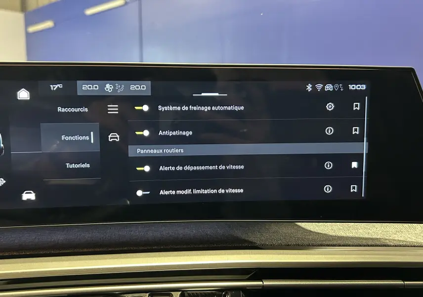 Écran tactile intérieur du Peugeot 5008 Hybrid blanc, affichant les réglages d’aides à la conduite.