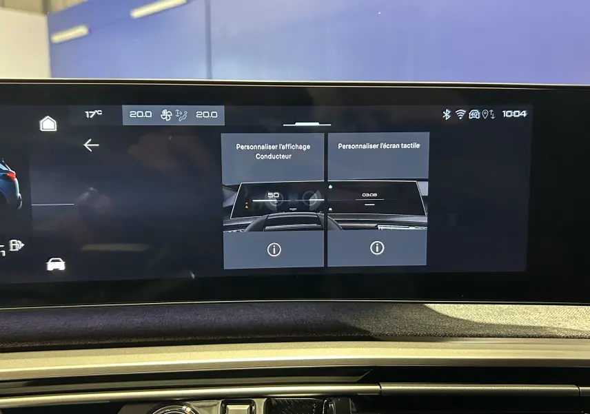 Écran tactile central du tableau de bord du Peugeot 5008 Hybrid blanc, affichant les options de personnalisation.