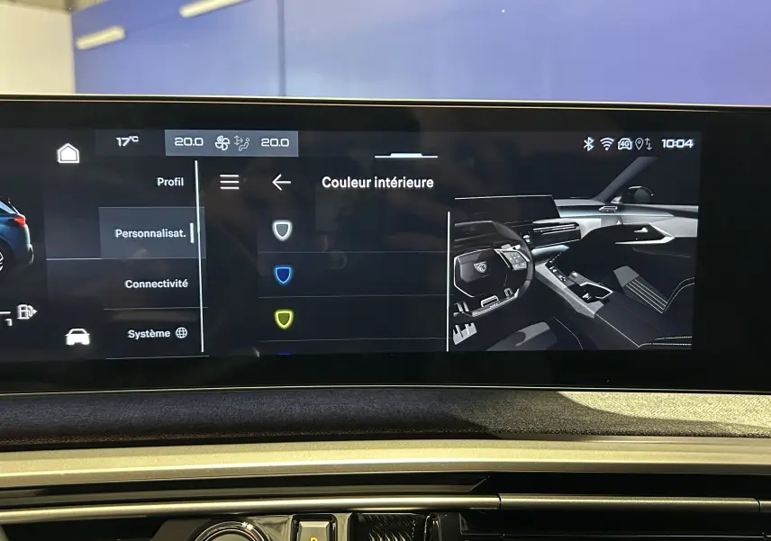 Écran tactile intérieur du Peugeot 5008 Hybrid 2025 montrant les options de couleur avec vue partielle du tableau de bord.