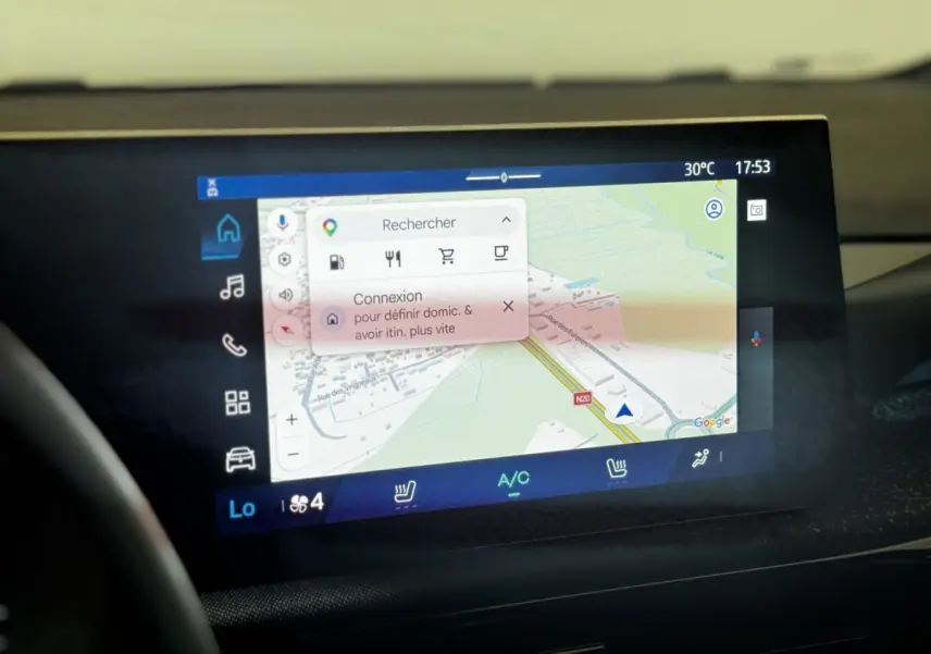 Écran tactile central de navigation 10,10 pouces dans Renault Clio Techno gris clair, vue intérieure frontale.