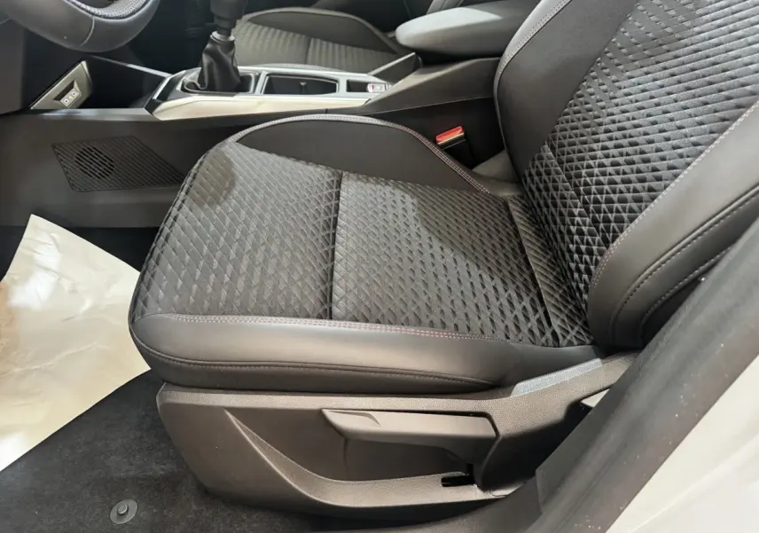 Gros plan sur le siège avant droit noir à motifs géométriques de la Renault Clio Techno TCe 115 essence 2026.