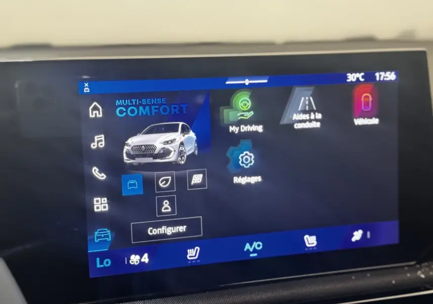 Écran tactile central de la Renault Clio gris clair 2026 affichant le mode Multi-Sense Comfort en intérieur.