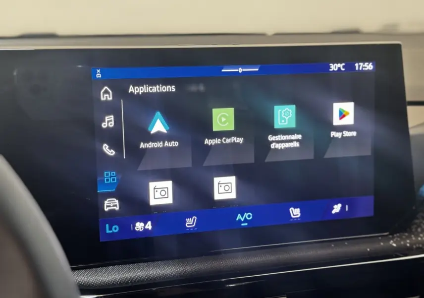 Écran tactile central de la Renault Clio 2026 affichant Android Auto, Apple CarPlay et Play Store, vue intérieure rapprochée.