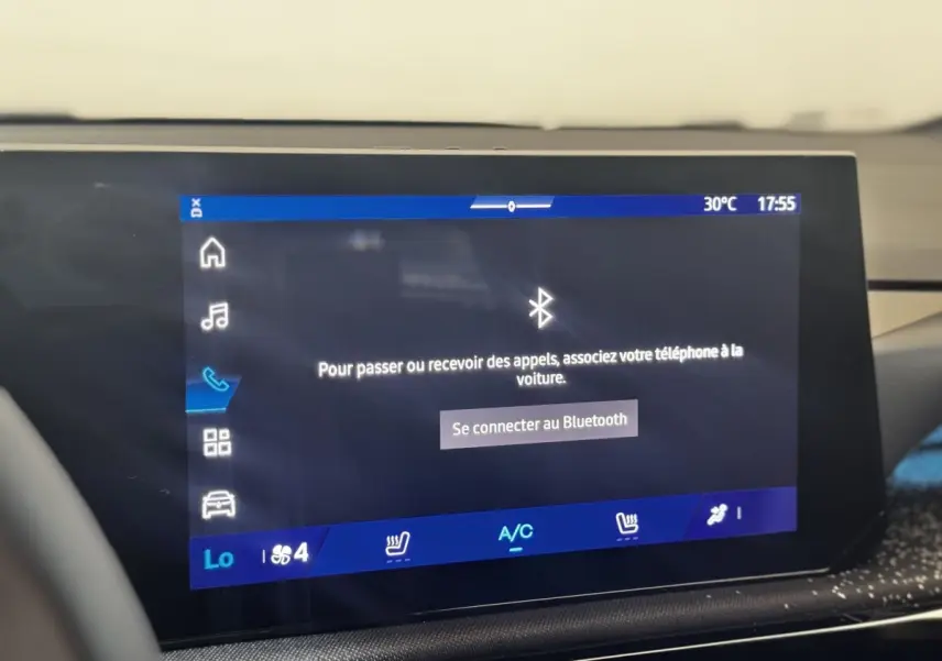 Écran tactile central de la Renault Clio Techno 2026 affichant la connexion Bluetooth et commandes climatisation.