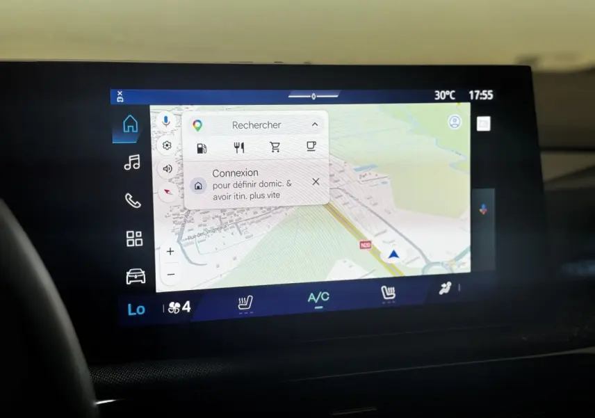 Écran tactile central de navigation 10,10 pouces dans une Renault Clio gris clair, affichant une carte en intérieur.
