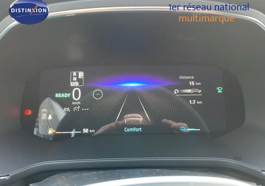 Affichage numérique du tableau de bord du Renault Captur E-Tech hybride 2025 montrant la vitesse et l'autonomie.