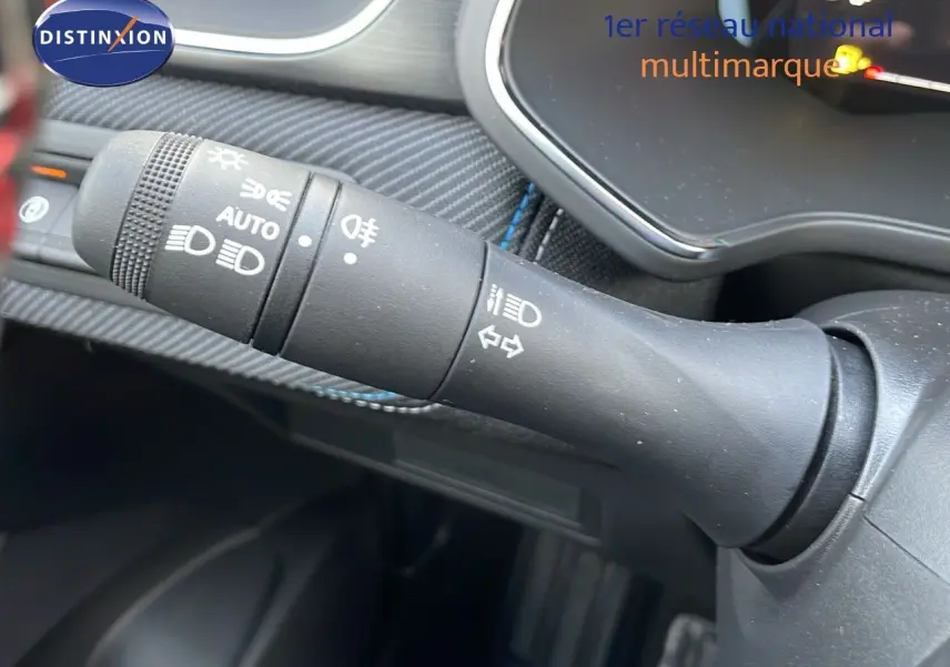 Gros plan sur la commande des phares et clignotants dans l'habitacle du Renault Captur noir étoile métal 2025.