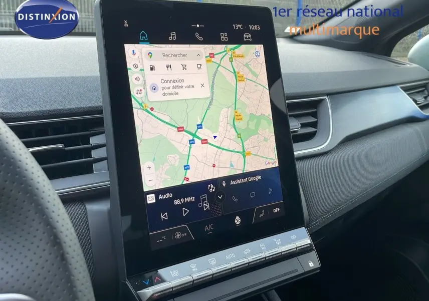 Vue intérieure centrée sur l'écran tactile vertical du tableau de bord du Renault Captur noir étoile métal 2025.