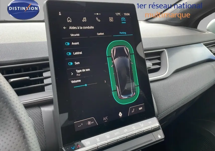 Écran tactile central du tableau de bord du Renault Captur E-Tech hybride 2025, affichant les aides à la conduite.