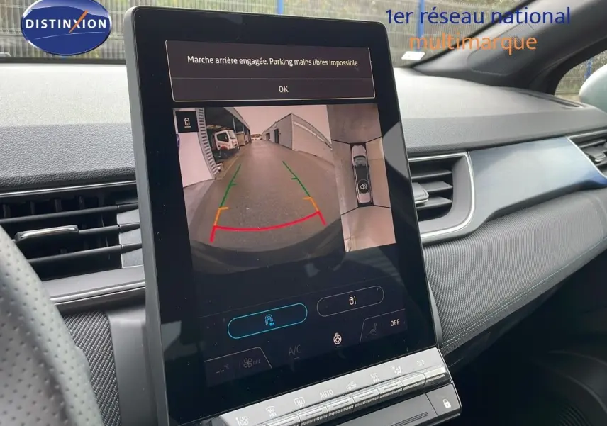 Écran tactile central montrant la caméra de recul dans l’habitacle du Renault Captur noir étoile métal 2025.