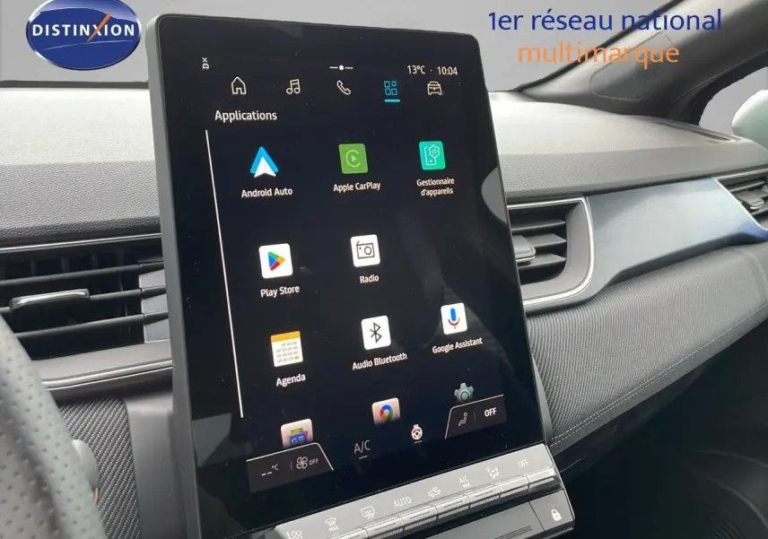 Écran tactile central affichant les applications dans l'habitacle du Renault Captur E-Tech hybride noir étoile métal toit gris.