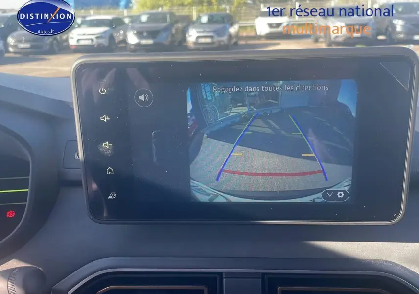 Écran tactile intérieur montrant la caméra de recul du Dacia Jogger noir nacré, avec vue arrière et lignes de guidage colorées.
