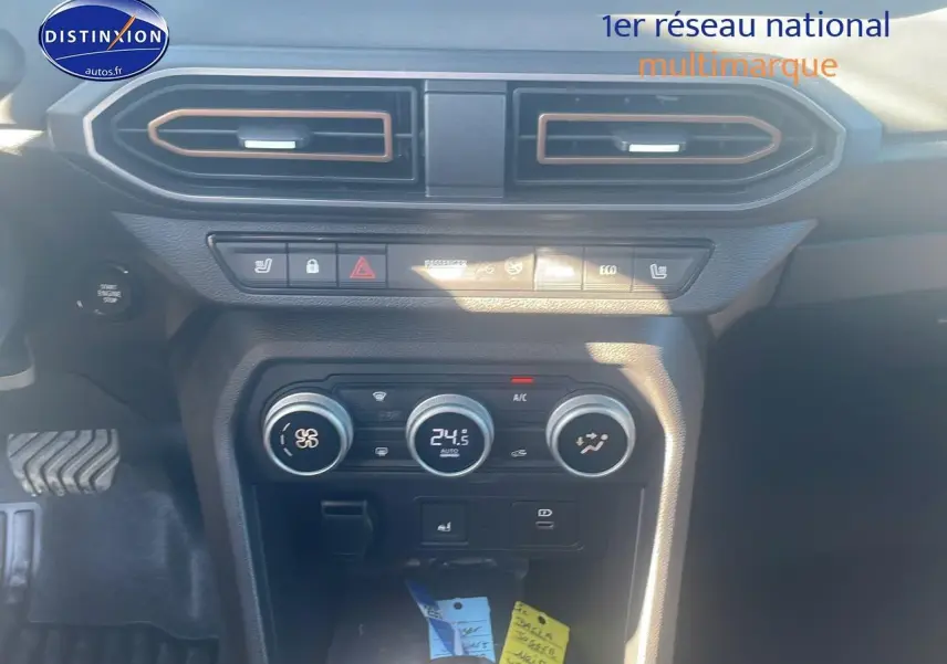 Tableau de bord et console centrale du Dacia Jogger noir nacré, avec commandes climatisation et ventilation visibles de face.