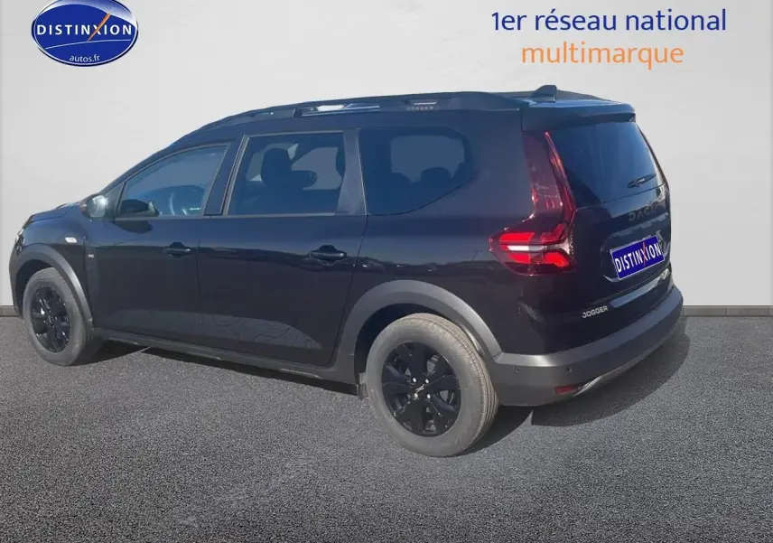 Vue 3/4 arrière droite d'un Dacia Jogger noir nacré avec barres de toit et jantes noires.