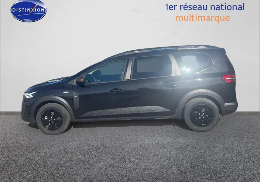 Vue latérale droite d'un Dacia Jogger 1.6 hybrid 140 extrême noir nacré avec jantes noires et barres de toit.