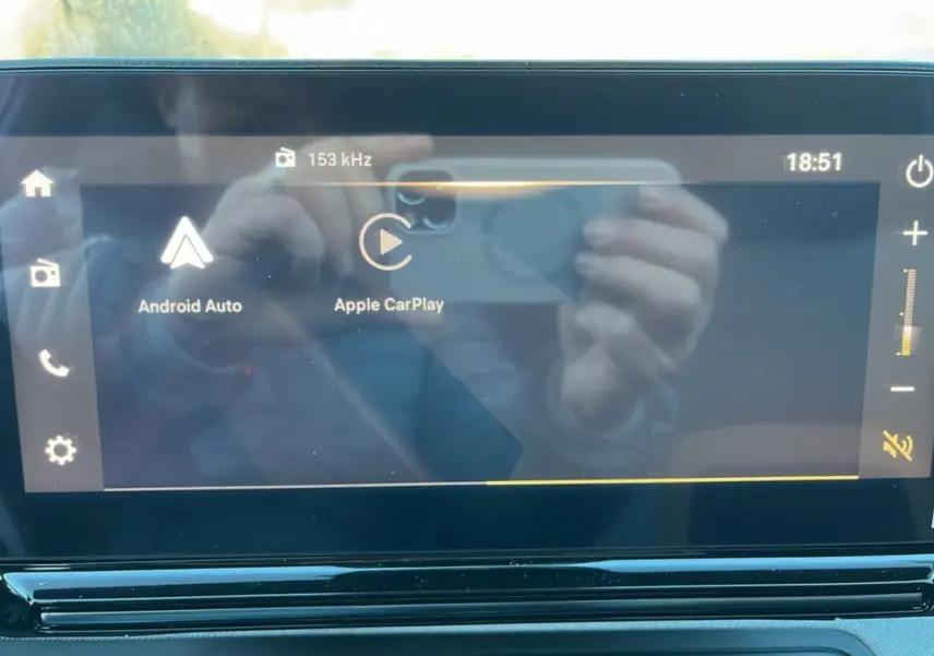 Écran tactile central de la Citroën C3 Aircross 2025 affichant les options Apple CarPlay et Android Auto.