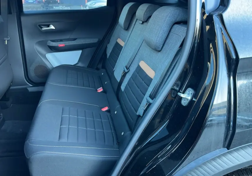 Vue côté droit sur la banquette arrière tissu gris et noir d’une Citroën C3 Aircross noir perla nera 2025.