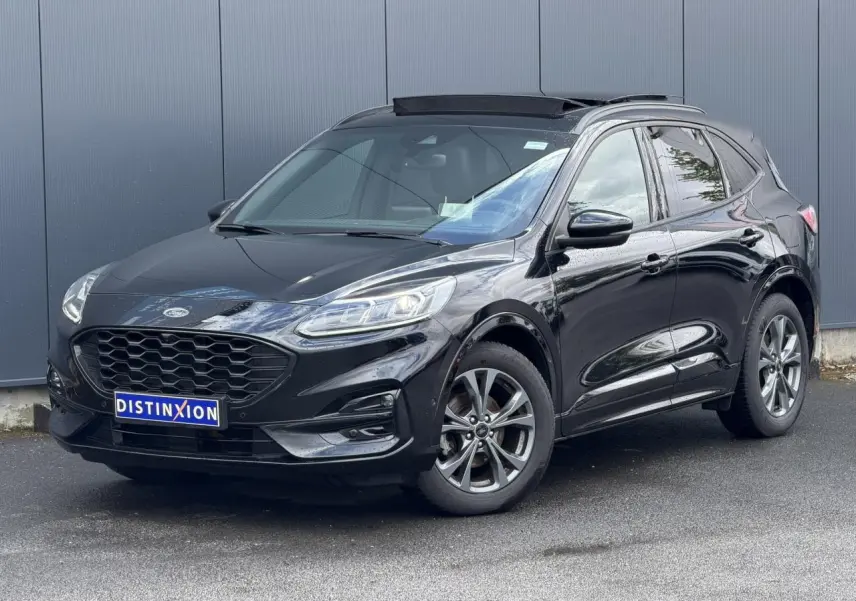 Ford Kuga noir Agathe en vue 3/4 avant droit, avec jantes alliage et toit ouvrant panoramique visible.