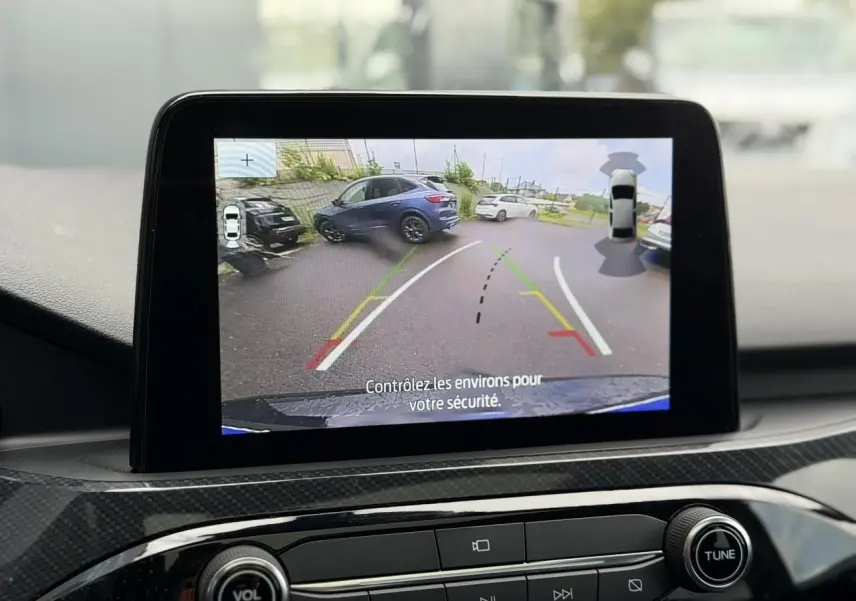 Écran tactile intérieur montrant la caméra de recul du Ford Kuga noir Agathe avec guidage de trajectoire en parking.
