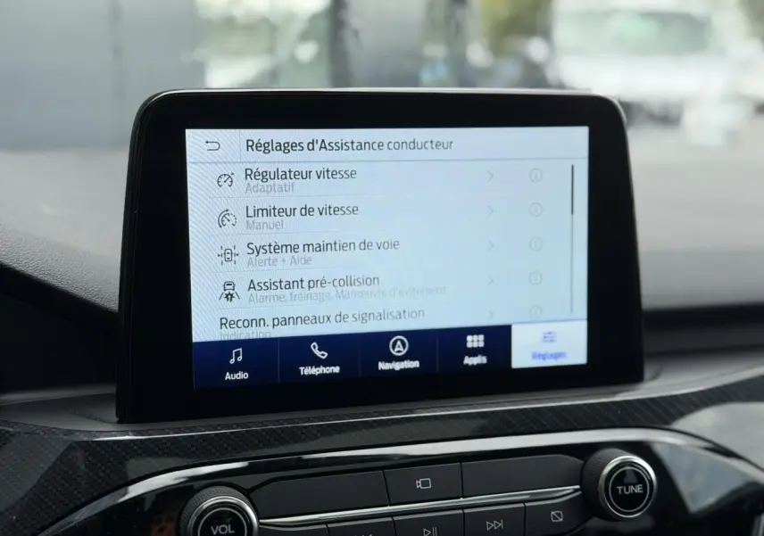 Écran tactile 8 pouces du Ford Kuga noir affichant les réglages d’assistance conducteur dans l’habitacle.