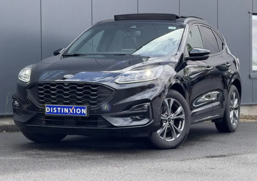 Ford Kuga noir Agathe en 3/4 avant droit avec calandre hexagonale et jantes alliage 18 pouces finition ST-Line