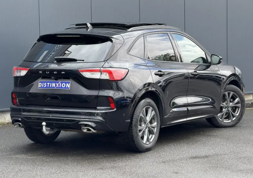 Ford Kuga noir Agathe en 3/4 arrière droit, avec attelage rétractable et jantes alliage 18 pouces finition ST-Line.