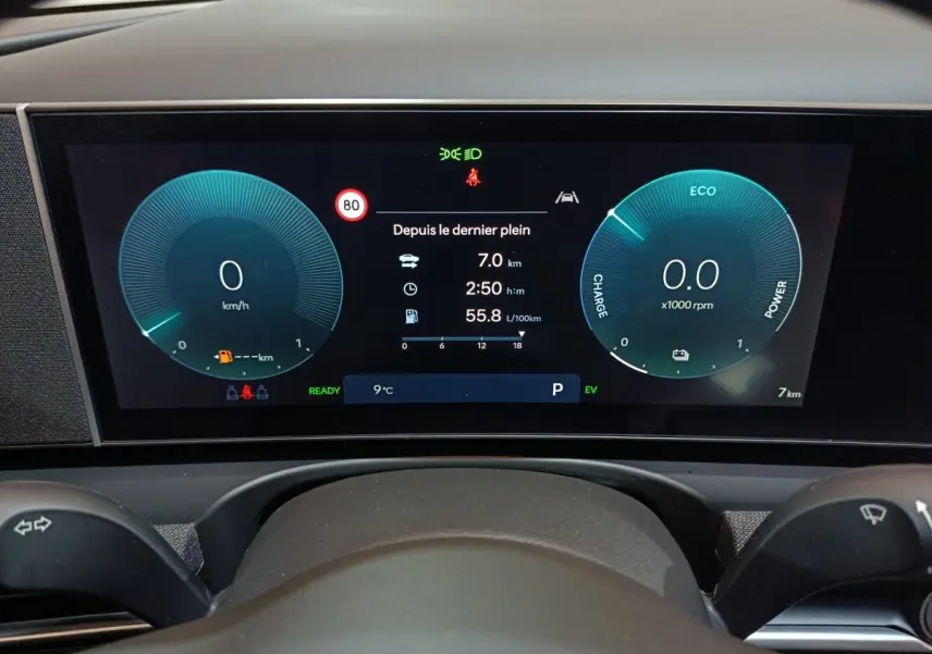Tableau de bord numérique du Hyundai Tucson 2025, affichage multifonctions avec vitesse et régime moteur en bleu.