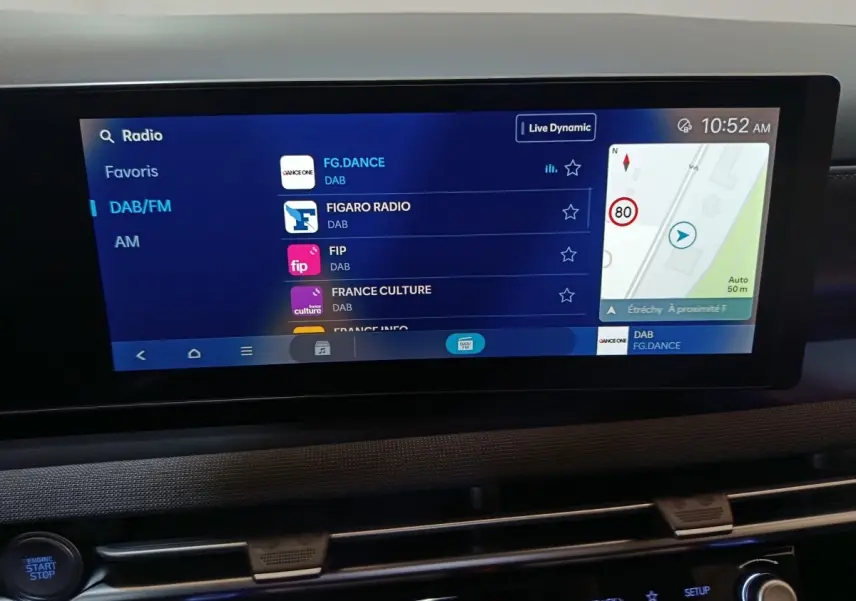 Écran tactile central 12,3 pouces du Hyundai Tucson 2025 affichant radio DAB et navigation GPS.