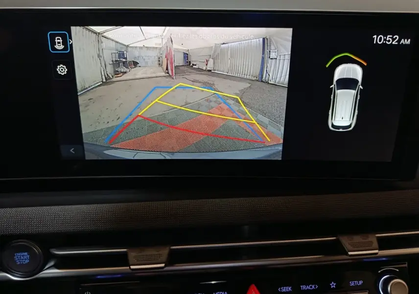 Affichage de la caméra de recul du Hyundai Tucson gris foncé avec guidage de trajectoire et vue 3D du véhicule sur écran tactile.