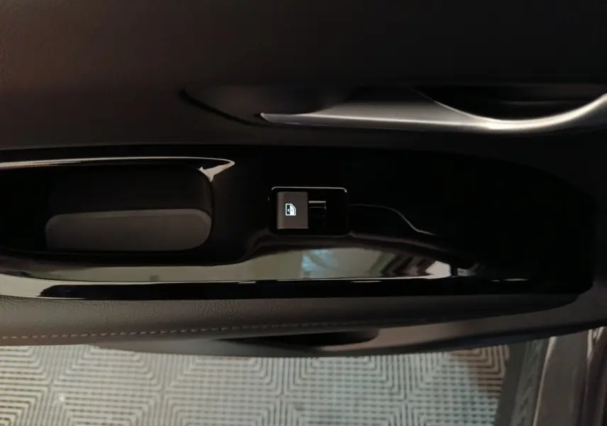 Gros plan sur le bouton de verrouillage des portes côté conducteur du Hyundai Tucson gris foncé 2025.