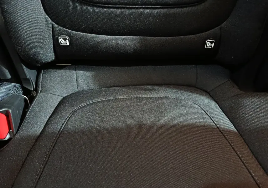 Gros plan sur l'assise arrière noire du Hyundai Tucson 2025 avec fixation Isofix visible sur le dossier.
