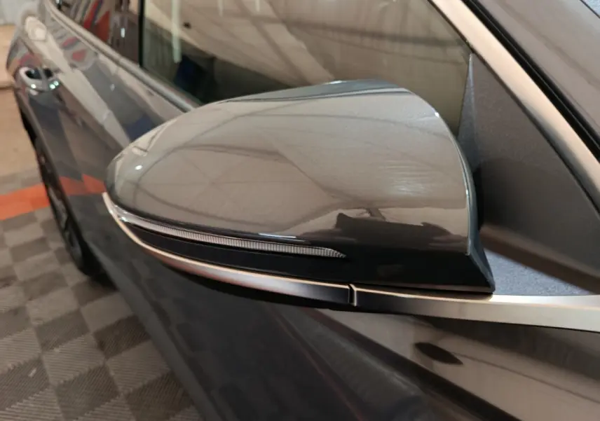 Rétroviseur droit gris foncé du Hyundai Tucson 1.6 Hybrid 239 Creative Auto avec clignotant intégré, vue rapprochée.