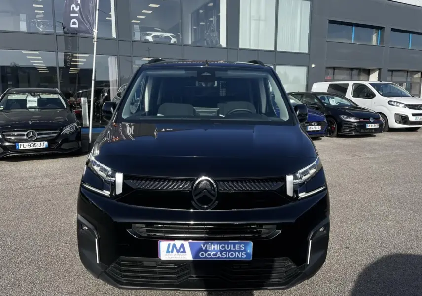Vue avant d'un Citroën Berlingo MPV N1 noir Perla Nera, avec calandre moderne et phares LED distinctifs.