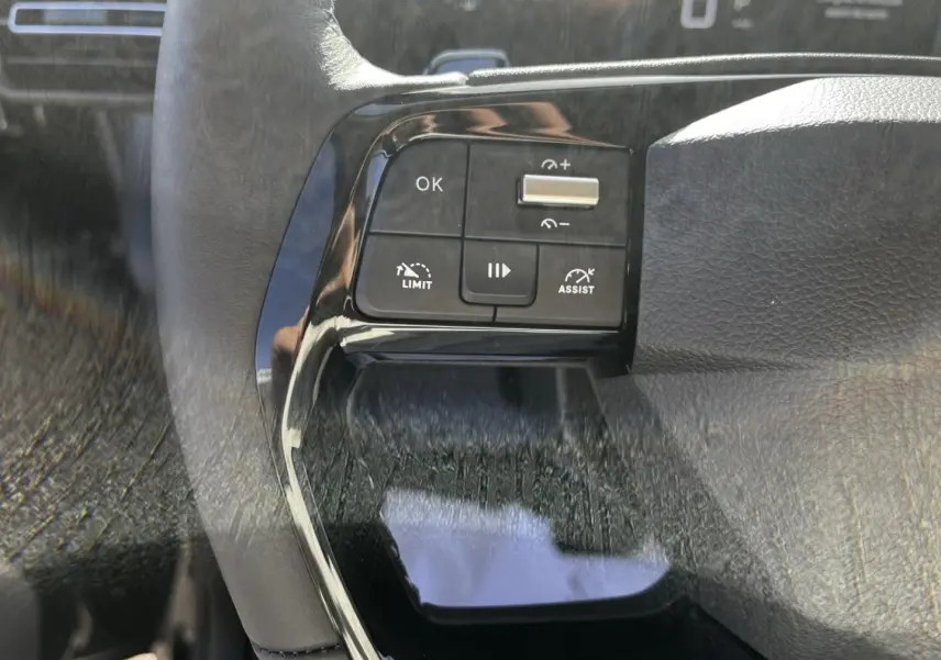 Gros plan sur les commandes de régulateur de vitesse au volant noir du Citroën Berlingo MPV N1 2026.