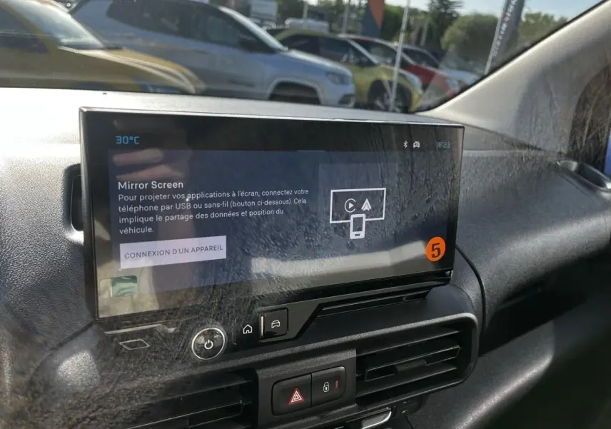 Vue intérieure du tableau de bord du Citroën Berlingo noir, écran tactile central affichant la fonction Mirror Screen.