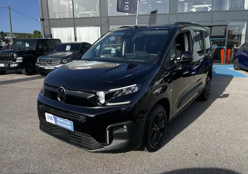 Citroën Berlingo noir Perla Nera, vue 3/4 avant droit, avec calandre moderne et jantes noires.