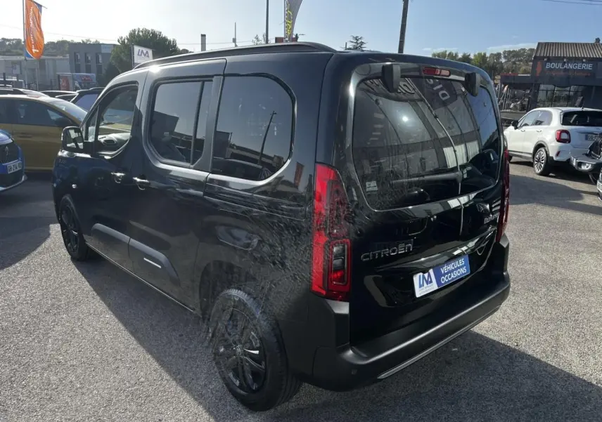 Vue 3/4 arrière droite du Citroën Berlingo noir Perla Nera, avec vitres teintées et feux arrière LED visibles.