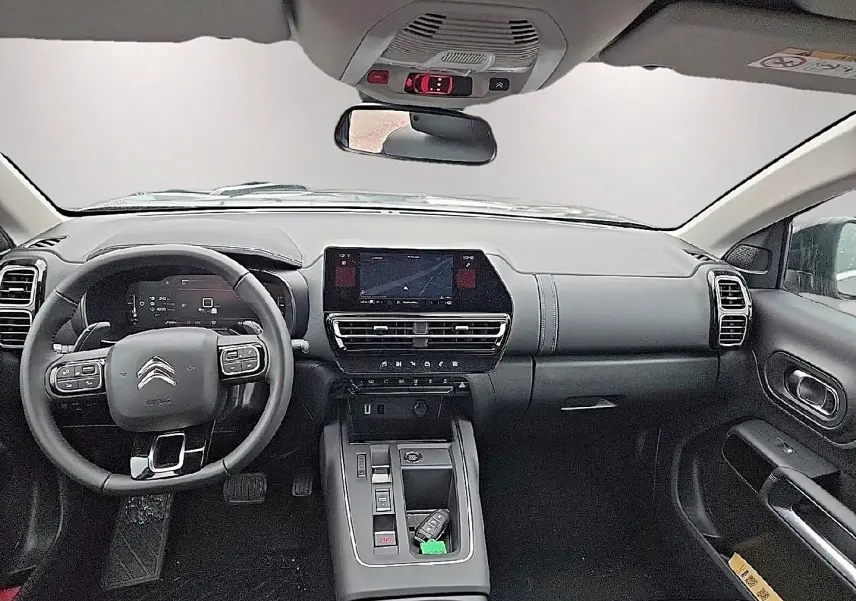 Vue intérieure avant du tableau de bord et volant cuir multifonction du Citroën C5 Aircross gris 2025 avec écran tactile central.