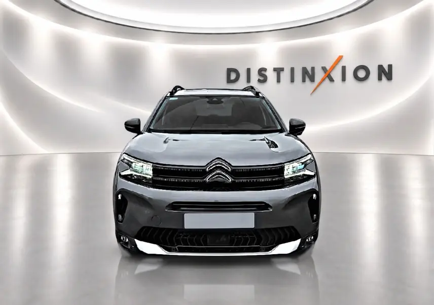 Citroën C5 Aircross gris vue de face dans un showroom avec éclairage moderne et logo Distinxion en arrière-plan.