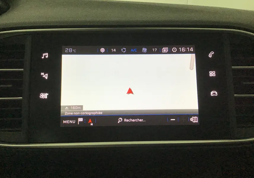 Écran tactile central du tableau de bord de la Peugeot 308 SW blanc, affichant la navigation GPS en intérieur.