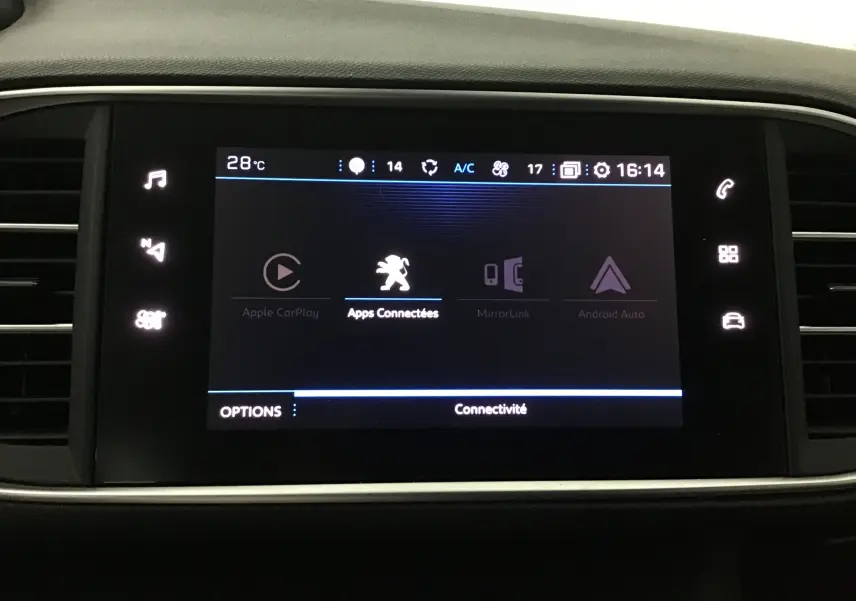 Écran tactile central de la Peugeot 308 SW 2018 affichant les options de connectivité avec logo Peugeot au centre.